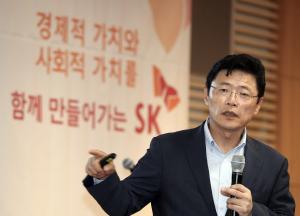 이형희 SK 수펙스추구협의회 SV위원장이 21일 서울 종로구 SK서린빌딩에서 열린 'SK 사회적 가치 측정 설명회'에서 사회적 가치 측정 취지와 방식, 측정 결과와 향후 계획 등에 대해 설명하고 있다. 사진/SK