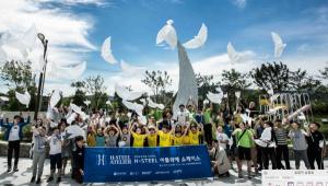 현대제철은 지난 28일 순천시 순천만생태문화교육원에서&nbsp;철제공공예술 프로젝트&nbsp;‘H-Steel 아뜰리에(ATELIER)’ 쇼케이스를 개최하고&nbsp;이곳에 설치된 공공예술조형물을&nbsp;공개했다. 이날 행사에 참석한 시민들이 순천시의 상징인 두루미 풍선을 날리고 있다. - 현대제철 자료 제공