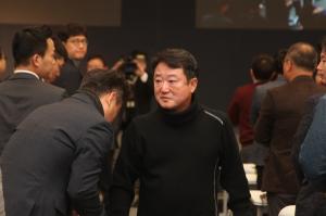 이웅열 코오롱그룹 회장이 지난해 11월 서울 마곡동 코오롱원앤온리타워에서 열린 퇴임식에서 직원들과 인사를 나누고 있다. 사진/코오롱
