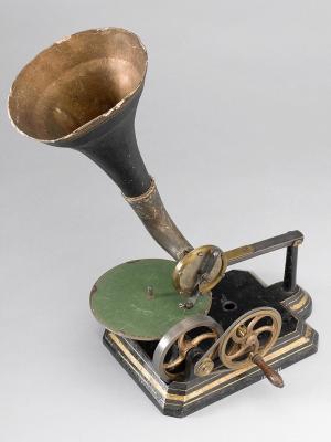 크래머&라인하르트 그래모폰 1890 사진 위키피디아