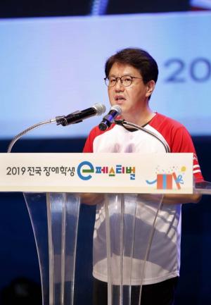 '2019 전국 장애학생 e페스티벌'에서 넷마블문화재단 서장원 대표가 환영사를 발표하고 있다.