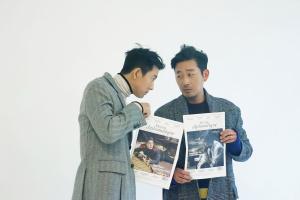 정우성씨(왼쪽)와 하정우씨가 자신들의 출연 영화를 1면에 실은 ​​​​​​​&lt;르몽드디플로마티크&gt; 페이크(Fake)판을 들고 있다.