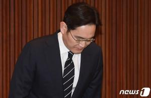 6일 오후 3시 이재용 부회장이 삼성 서초사옥 다목적홀에서 대국민 사과문을 발표하기 전 인사를 하고 있다. /사진=뉴스1