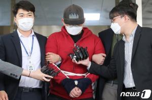 아동·청소년의 성보호에 관한 법률 위반(아동성착취물 제작배포 등) 혐의를 받는 텔레그램 'n번방' 운영자 A씨(24·아이디 갓갓)가 12일 오전 대구지방법원 안동지원에서 열리는 구속 전 피의자 심문(영장실질심사)을 마친 뒤 법원을 나서고 있다. /사진=뉴스1