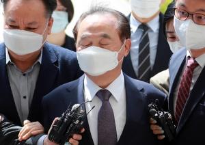 강제추행 혐의로 사전구속영장이 청구된 오거돈 전 부산시장이 2일 오전 부산 연제구 부산지방법원에서 구속 전 피의자 심문(영장실질심사)에 출석하고 있다. /사진=뉴스1