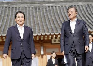 문재인 대통령과 정세균 국무총리가 지난 1월 20일 오후 첫 주례회동을 마친 후 상춘재를 나서고 있다. 사진=청와대