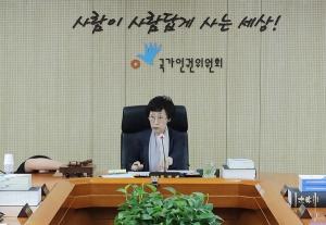 고 박원순 전 서울시장의 성추행 의혹에 대한 국가인권위원회의 직권조사 여부가 결정되는 30일 오전 서울 중구 국가인권위원회 전원위원회실에서 열린 제26차 상임위원회에서 최영애 인권위원장을 비롯한 상임위원들이 회의에 참석하고 있다. /사진=뉴스1