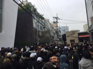 &lt;서울 압구정 로데오 분더샵 앞 한정판 나이키 신발 구매를 위해 줄을 선 사람들&gt;, 2019 - 성채훈