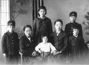 두 언니와 동생들, 가운데가 박남옥(1923.2.24~2017.4.8.)