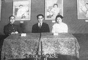 현초 이유태 개인전 기념사진 (오른쪽 박남옥)