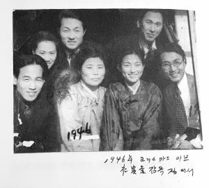 박남옥의 첫사랑 여배우 ‘김신재’의 남편인 최인규 감독 집에서 크리스마스 이브 기념사진(가운데 박남옥과 '자유만세'의 배우 황려희)