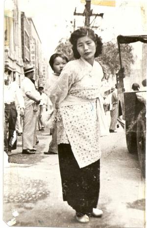 ‘애 엄마가 어디!’ 박남옥은 6·25 전쟁 이후 등장한 주체적인 여성을 일컫는 ‘아프레 걸’이긴 한데, 백일 된 딸을 업고 현장에서 “레디 고”를 불러야 했다.