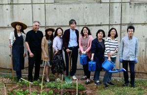 ‘소통, 치유, 배움, 나눔의 열림 정원’에서 (가운데 김 총장)