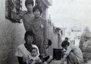 박영진의 가족(뒷줄부터 박영진과 여동생 현수, 그 앞에 아버지와 막내 남동생 영덕)-&nbsp;&nbsp;&nbsp;&nbsp;&nbsp;
