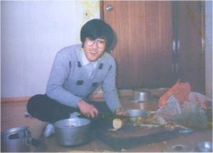 1986년 대학교 1학년, MT 가서 음식 준비하는 한열 / (사)이한열 기념사업회 제공