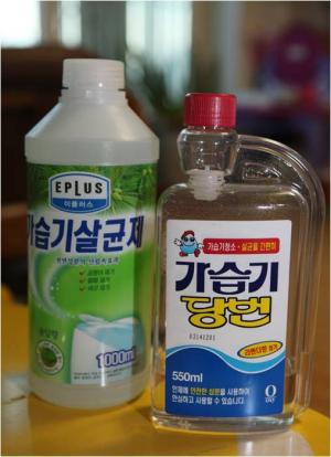 이마트에서 판매한 이플러스 가습기살균제와 옥시의 가습기당번 제품 모습. ⓒ환경보건시민센터