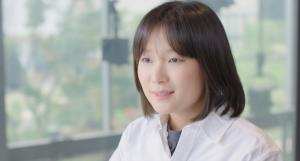 감독역을 하는 배우 가영&nbsp;