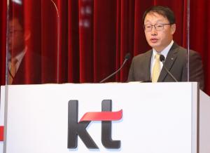 구현모 KT 신임 대표이사가 지난해 3월 서울 서초구 태봉로 KT연구개발센터에서 열린 제38기 정기 주주총회에서 취임 소감을 발표하고 있다.  2020.3.30/뉴스1