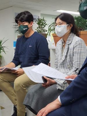 김민 기후변화청년모임(빅웨이브) 대표(왼쪽)와 김지윤 기후변화청년단체(GEYK) 공동대표.