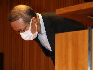 홍원식 남양유업 회장이 지난 4일 오전 서울 강남구 남양유업 본사에서 '불가리스 사태'와 관련 대국민 사과 기자회견 전 인사하고 있다. 남양유업은 지난달 '코로나 시대 항바이러스 식품 개발' 심포지엄에서 불가리스 제품이 코로나19를 77.8% 저감하는 효과를 확인했다고 발표했다. 그러나 해당 연구 결과는 동물의 '세포단계' 실험 결과를 과장해 발표한 것으로 알려져 논란을 빚었다. 이에 홍 회장은 이날 대국민 사과 기자회견을 통해 사임 의사를 밝혔다./ 출처=뉴스1