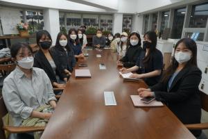  ‘지속가능청년협동조합 바람’ 소속 저널리스트와 안치용 소장&nbsp;