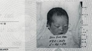 입양 서류 속 감독 사진