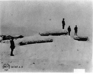 빅커스 경 기관총과 루이스 경 기관총이 갖춰진 방공호,&nbsp;비소르카 고라, 1919년 1월 8일