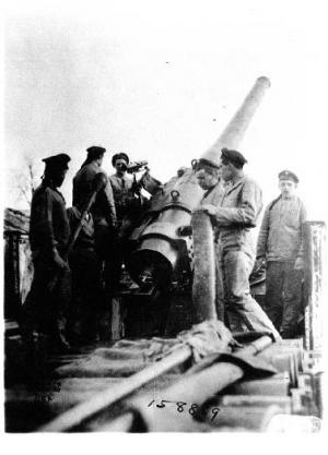 함포 이동 준비를 하는 군인들, 볼로그다, 1919년 4월 9일