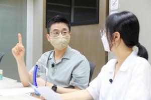 ▲ 최평순 EBS PD 최평순 EBS PD(왼쪽)가 인터뷰하고 있다. ⓒ 권세은(생활ESG행동)