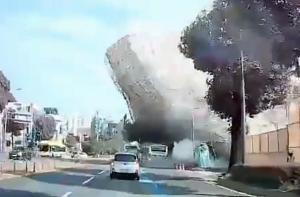 지난 6월 9일 오후 4시 22분쯤 광주 동구 학동 학4구역 재개발 현장에서 철거 공사 중이던 5층 건물이 도로 쪽으로 무너지며 지나가던 시내버스를 덮치고 있다. 이 사고로 시내버스에 탄 탑승객 9명이 숨지고 8명이 중상을 입었다. (차량 블랙박스 동영상 캡처)