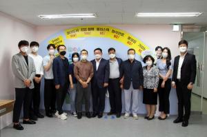 ▲"미세플라스틱을 걸러낸 소금을 만드는 사람들"을 주제로 열린 생활ESG행동 라운드테이블을 마친 후 참석자들이 기념촬영을 하고 있다.&nbsp;ⓒ권세은(생활ESG행동)