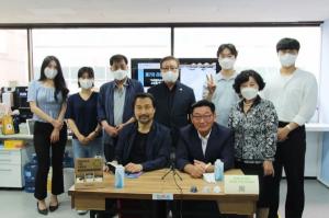 ▲"미세플라스틱을 걸러낸 소금을 만드는 사람들"을 주제로 열린 생활ESG행동 라운드테이블을 마친 후 참석자들이 기념촬영을 하고 있다.&nbsp;ⓒ권세은(생활ESG행동)