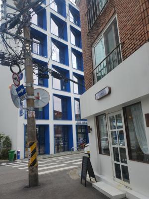 작은 동네 카페 건너편의 위풍당당한 문학동네카페
