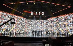 BTS가 2020년 12월 온택트(On-tact)로 진행된 ‘2020 더팩트 뮤직 어워즈(THE FACT MUSIC AWARDS)’에서 공연했다/출처=뉴스1
