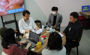 ▲&nbsp;&nbsp;(주)건백의&nbsp;박경택&nbsp;대표(맨&nbsp;오른쪽)가&nbsp;생활ESG행동&nbsp;사무실에서&nbsp;인터뷰를&nbsp;하고&nbsp;있다.ⓒ&nbsp;생활ESG행동