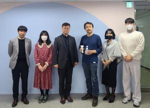 ▲&nbsp;&nbsp;왼쪽부터&nbsp;최문영&nbsp;(주)건백&nbsp;차장,&nbsp;김유승&nbsp;바람&nbsp;저널리스트,&nbsp;박경택&nbsp;(주)건백&nbsp;대표이사,&nbsp;안치용&nbsp;ESG연구소장,&nbsp;이윤진&nbsp;ESG연구소&nbsp;연구위원,&nbsp;최동휘&nbsp;생활ESG행동&nbsp;활동가.&nbsp;안&nbsp;소장이&nbsp;입은&nbsp;옷이&nbsp;폐&nbsp;플라스틱을&nbsp;재활용해&nbsp;만든&nbsp;(주)건백의&nbsp;에코스타&nbsp;원단으로&nbsp;만든&nbsp;의류이고&nbsp;오른&nbsp;손에&nbsp;든&nbsp;게&nbsp;단섬유이다.ⓒ&nbsp;생활ESG행동
