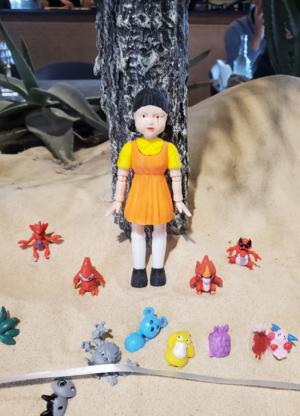 &lt;오징어 게임&gt;을 패러디한 어느 레스토랑의 장식물 , 2021 - 성일권