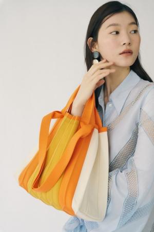 플리츠마마의 제주리젠 컬렉션 _ 제주 특산물 한라봉에서 아이디어를 얻은 도트백 / 출처=효성티앤씨