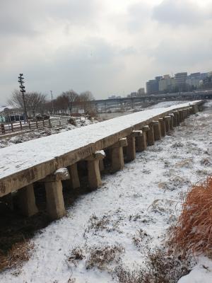 살곶이 다리 조선시대 가장 긴다리. 한양대학교 부근과 성수동을 이어주는 다리이다.2011년12월23일 보물 제1738호로 승격되었다.&nbsp; 사진 김정희
