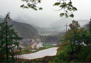 경북의 산골 마을이다. 계속에서 물을 대 논 농사를 한다. 이런 농경법은 수천 년 동안 바뀐 것이 별로 없다.