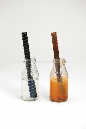 녹슬지 않는 KEco-bar 모습(KEco-bar 왼쪽, 일반철근 오른쪽) / 출처= SK에코플랜트