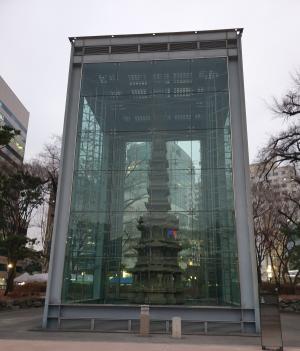 백탑&nbsp; &nbsp; &nbsp; 탑골공원에 있는 10층 대리석 석탑. 원래 이름은 ‘원각사지 10층 석탑’ 1465년(세조11) 원각사가 세워지고 나서 1467년(세조13)에 석탑이 만들어졌다.맨 위 3층은 오랫동안 무너진채 내려져 있었는데, 1947년 복구하였다. ⓒ김정희