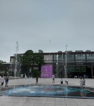 서울역사박물관앞 분수에서 노는 아이들 2022년 6월 ⓒ김정희