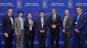 지난달 영국에서 열린 '2022 롤스로이스 Global Aerospace Supplier Conference'에서 한화에어로스페이스가 ' Trusted to Deliver Excellence' 수상 직후 주요 관계자들이 기념촬영을 하고 있다. 왼쪽부터 워릭 매튜(Warrick Matthews) 롤스로이스 구매총괄 부사장, 한화에어로스페이스 창원사업장장 남형욱 전무, 롤스로이스 서배스천 레쉬(Sebastian Resch) 사업총괄 부사장 / 출처=한화그룹