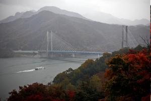 제천 충주호에서의 풍광이다. 10월 가을비가 부슬부슬 내리는 산천은 울긋불긋 물들었다.&nbsp;