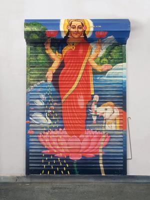 &lt;락쉬미(Mahalaxmi)&gt; 여신이 그려진 닫힌 철제 셔터, 2001 - 아툴 도디야