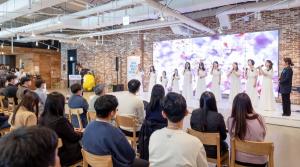 코웨이가 시각장애인으로 구성해 설립한 '물빛소리 합창단'이 공연하고 있다. / 출처=코웨이