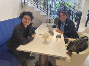 &lt;데비 추(좌)와 황영미&gt;