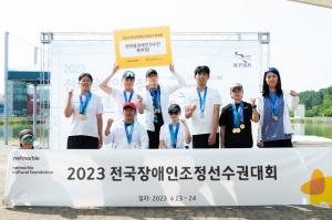  '넷마블장애인선수단'이 지난 23일부터 이틀간&nbsp;미사리 조정경기장에서 개최된 '2023 전국장애인조정선수권대회'에서 총 20개(금 9개, 은 10개, 동 1개)의 메달을 획득했다. 사진은 ​​​​​​(왼쪽아래)조연희감독,한은지선수,강이성,전숭보(휠체어),이봉희,임효신(휠체어),이승주,강현주,배지인 / 출처=넷마블문화재단