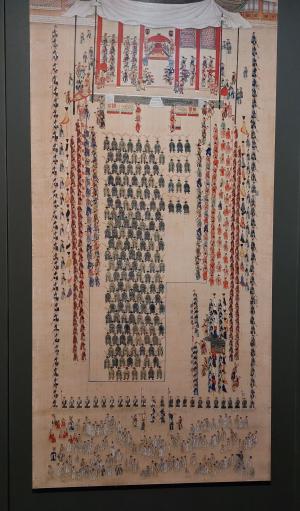 1795년 (정조19) 수원 행차중 윤2월 11일 낙남헌에서 문무과 시험 합격자 발표와 시상장면을 그린 그림이다. 이날 실시한 시험은 왕의 행차를 기념한 수원별시(水原別試)로 수원, 광주, 과천, 시흥 지역거주자만 응시할 수 있었다. 이때 문과 합격자는 5명, 무과 합격자는 56명이었다. 낙남헌 건물 안에는 정조의 자리인 붉은 용교의가 일월오봉도 병풍 앞에 놓여 있고, 앞뜰에는 합격증서인 홍패(홍패)와 어사화(어사화), 어사주(어사주)가 놓여 있다. 뜰 중앙에는 어사화를 받은 합격자들이 오른편에는 문과, 왼편에는 무과로 나뉘어 있다. ​​​​​​​(국립고궁박물관)